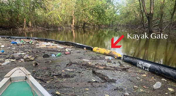 Oil Stop diseñó una compuerta para kayaks que permite el paso de embarcaciones de recreativas por el área de recolección.
